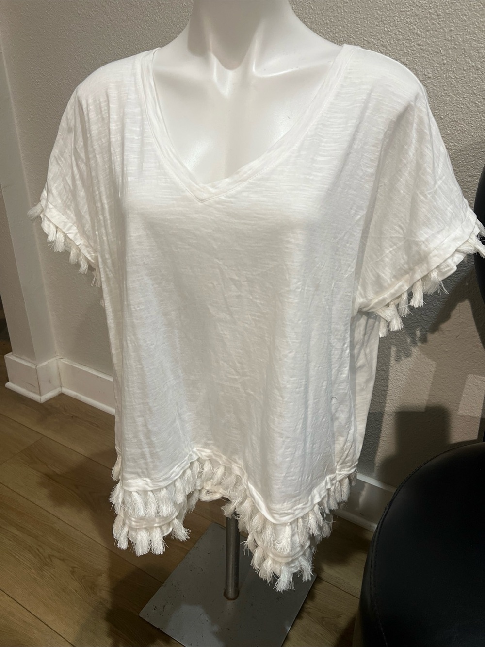 Women's White V-Neck Tassel-Hem Short Sleeve Top